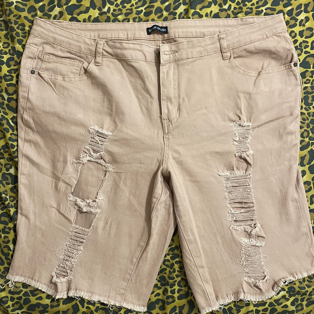 Women’s Plus Size Rose Gold Pink Ripped Shorts with Pockets.